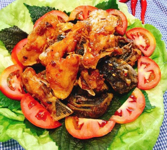 Đầu cá hồi chiên nước mắm 