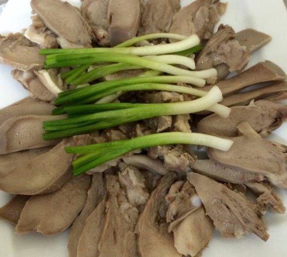 Lưỡi heo luộc xả mắm tôm 