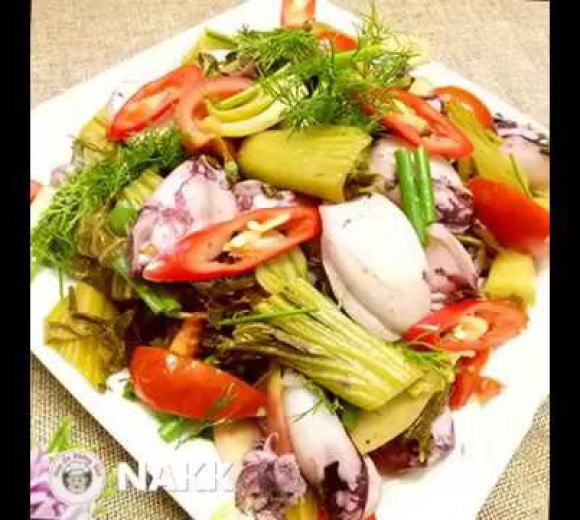Trứng mực xào cải chua 