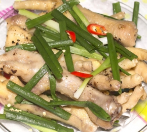 Chân gà hấp hành
