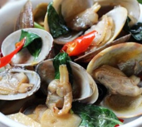 Nghêu xào rau quế